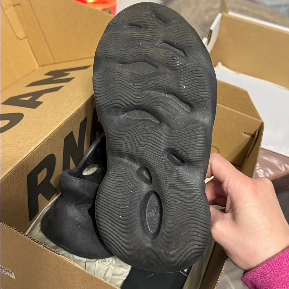 Yeezy foam RNR - Picture 3 of 4